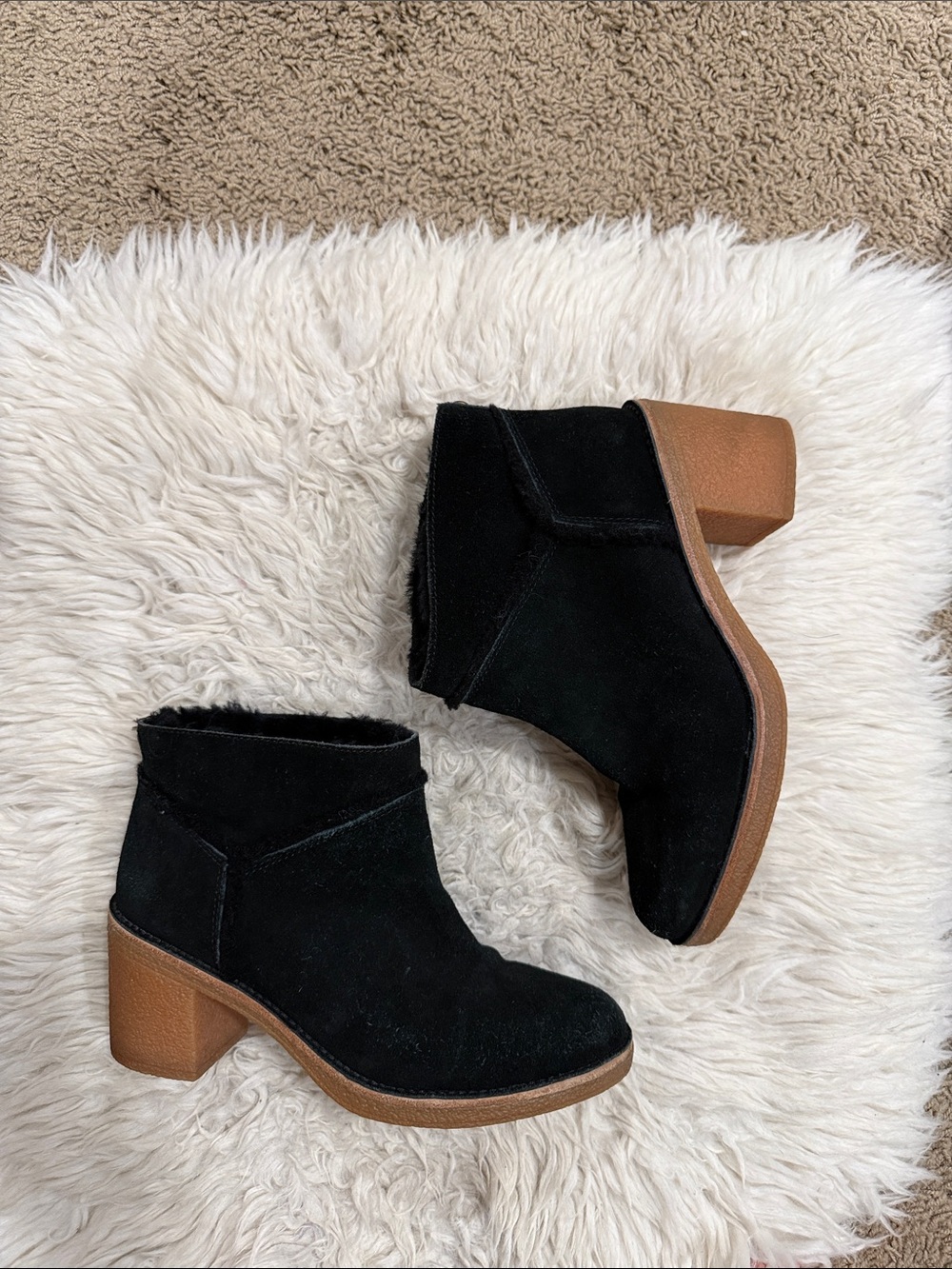 UGG Women‎ Kasen Black Suede
Shearling Lined Block Heel Ankle Booties Size 7